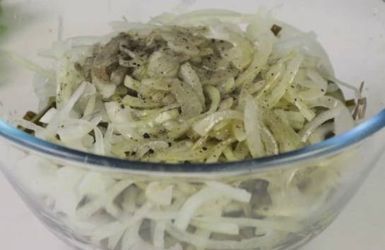 Салат с мясом и солеными огурцами