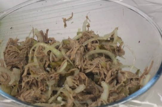 Салат с мясом и солеными огурцами
