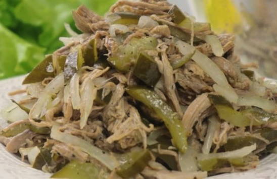 Салат с мясом и солеными огурцами