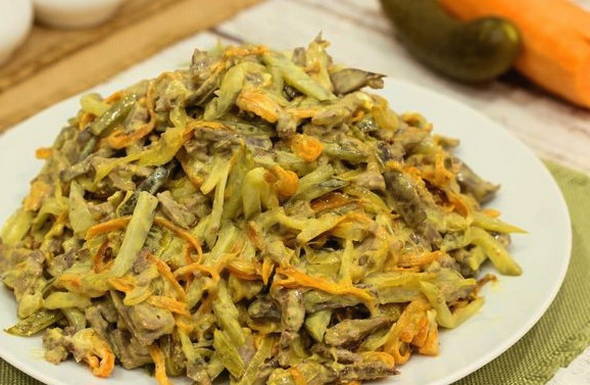 Салат с куриной печенью с морковью