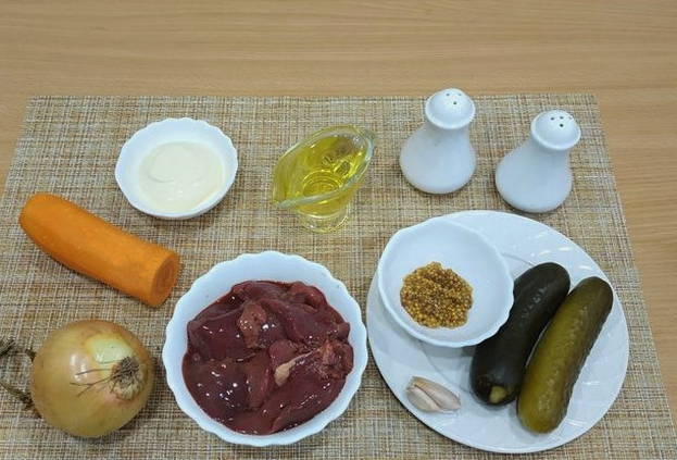 Салат с куриной печенью с морковью
