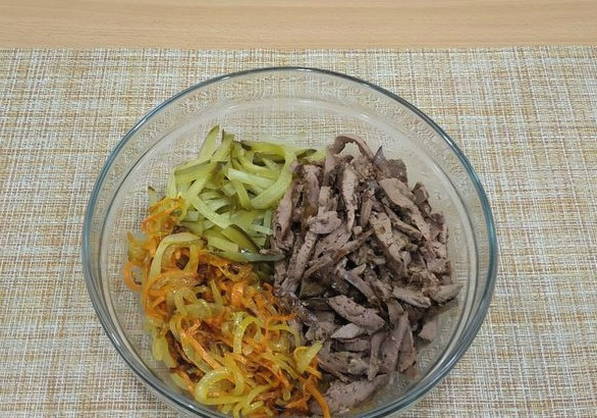 Салат с куриной печенью с морковью
