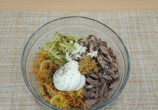 Салат с куриной печенью с морковью