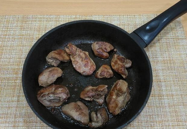 Салат с куриной печенью с морковью