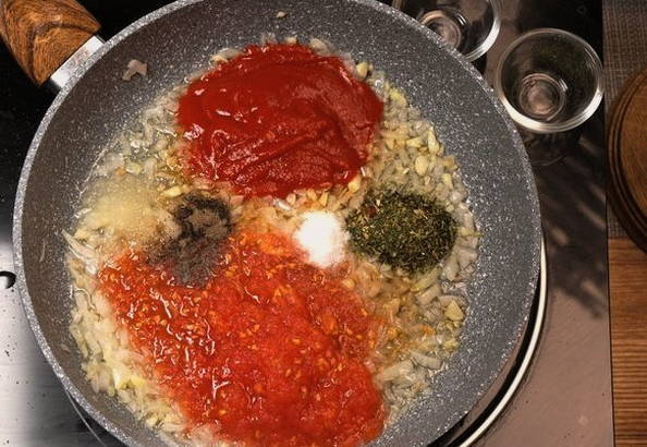 Макароны с томатной пастой на сковороде Макароны с томатной пастой на сковороде