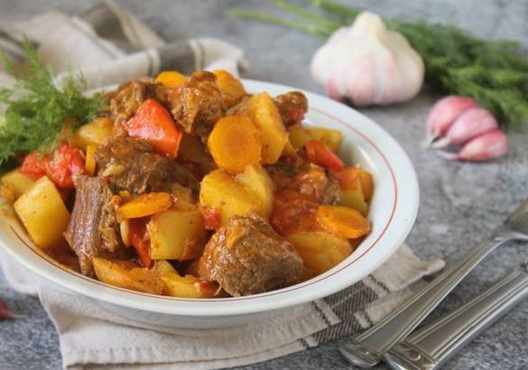 Тушеная картошка с овощами и мясом