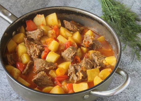 Тушеная картошка с овощами и мясом Тушеная картошка с овощами и мясом