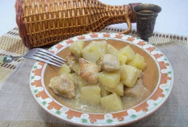 Тушеная картошка с куриным филе