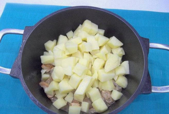 Тушеная картошка с куриным филе Тушеная картошка с куриным филе