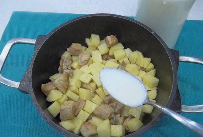 Тушеная картошка с куриным филе Тушеная картошка с куриным филе