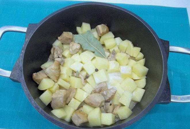 Тушеная картошка с куриным филе Тушеная картошка с куриным филе