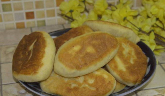 Жареные пирожки с картошкой и грибами на сковороде Жареные пирожки с картошкой и грибами на сковороде