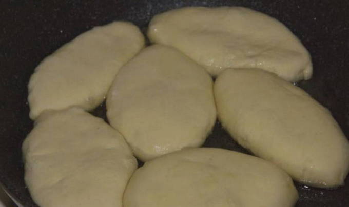 Жареные пирожки с картошкой и грибами на сковороде Жареные пирожки с картошкой и грибами на сковороде