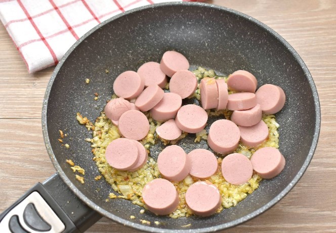 Макароны с сыром и сосисками Макароны с сыром и сосисками