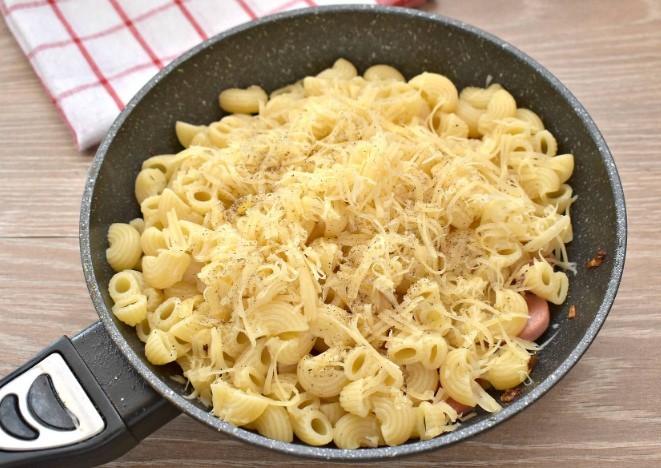 Макароны с сыром и сосисками Макароны с сыром и сосисками