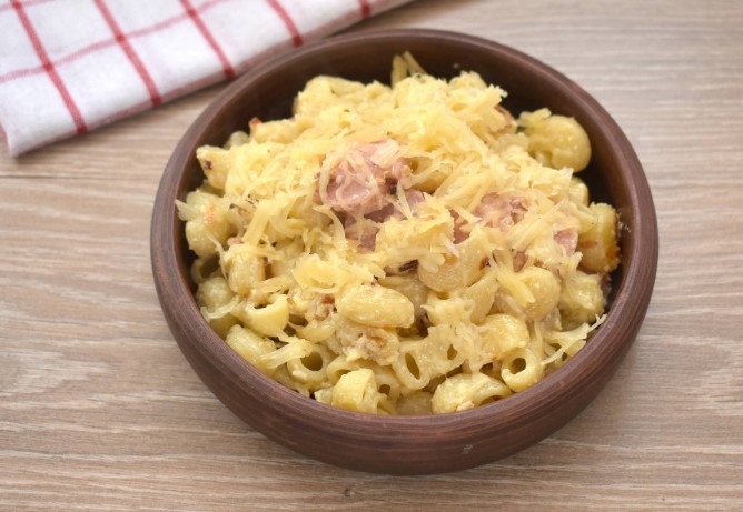 Макароны с сыром и сосисками Макароны с сыром и сосисками