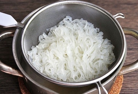 Рисовая лапша с курицей Рисовая лапша с курицей