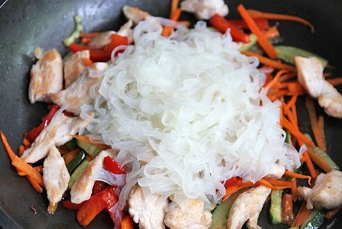 Рисовая лапша с курицей Рисовая лапша с курицей