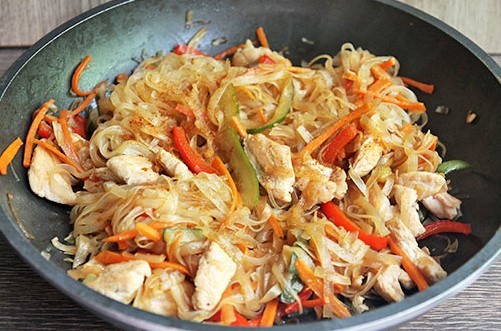 Рисовая лапша с курицей Рисовая лапша с курицей