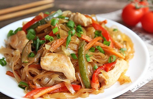 Рисовая лапша с курицей Рисовая лапша с курицей