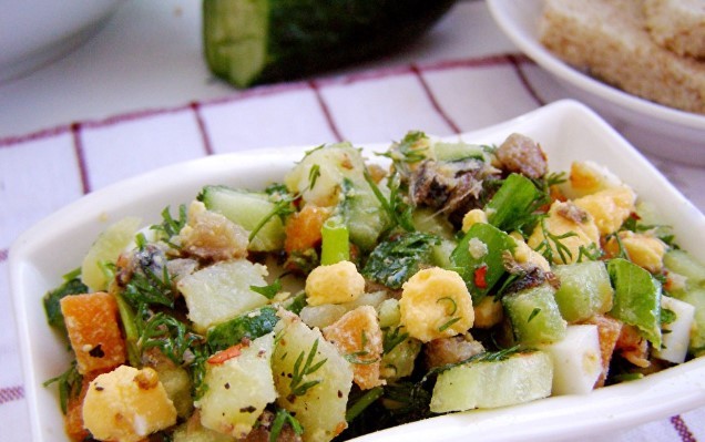 Салат из шпрот с яйцом и огурцом