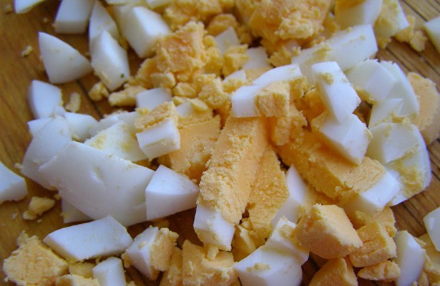 Салат из шпрот с яйцом и огурцом