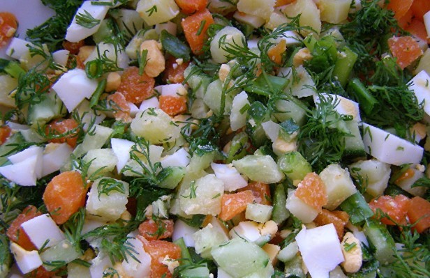 Салат из шпрот с яйцом и огурцом