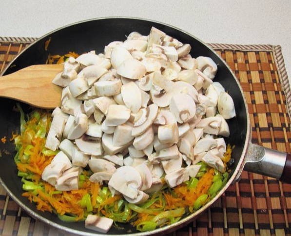 Суп с шампиньонами и плавленым сыром Суп с шампиньонами и плавленым сыром