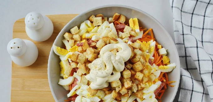 Салат с корейской морковью и сухариками