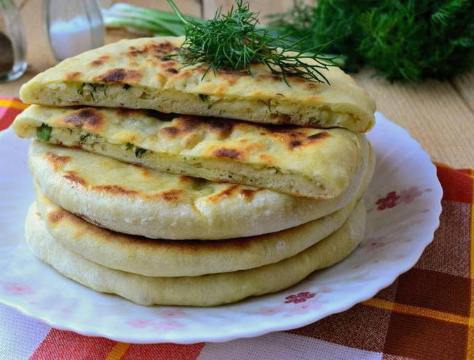 Лепешки с сыром и зеленью на сковороде