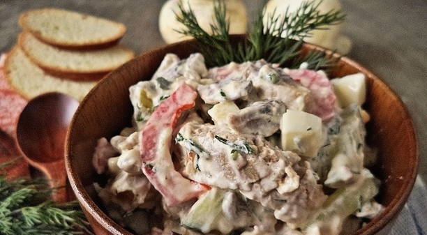 Салат с мясом и грибами