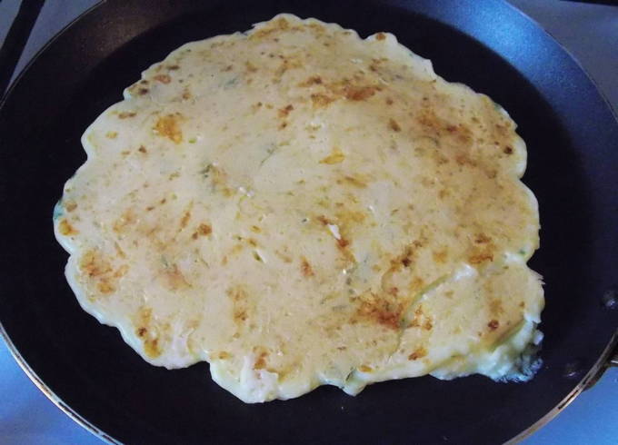 Творожно-сырная лепешка на сковороде