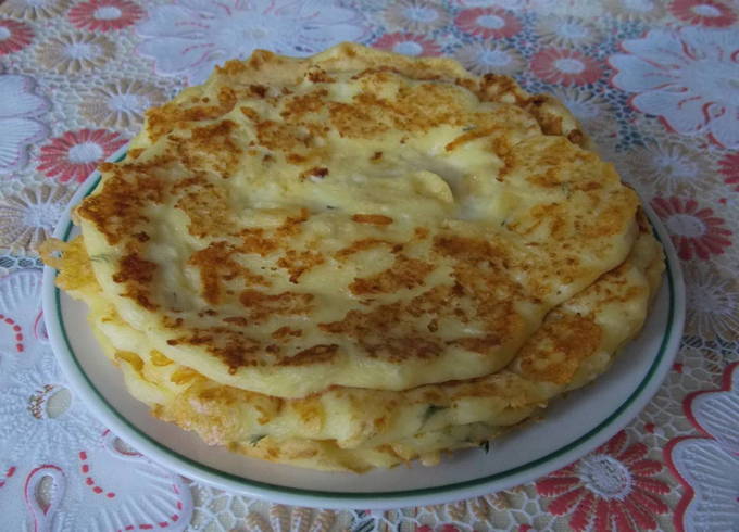 Творожно-сырная лепешка на сковороде