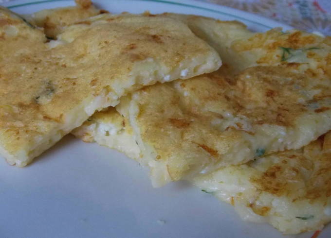 Творожно-сырная лепешка на сковороде