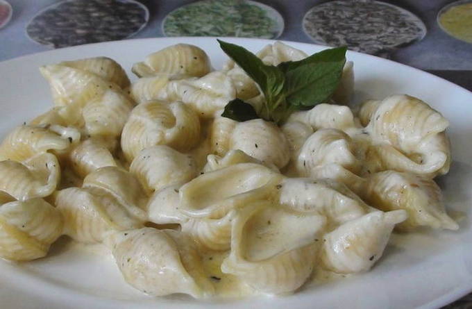 Макароны с сыром и сливками на сковороде