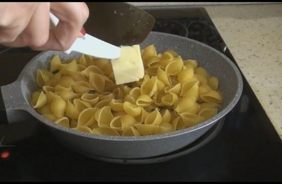 Макароны с сыром и сливками на сковороде
