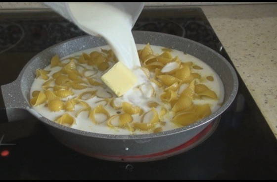 Макароны с сыром и сливками на сковороде