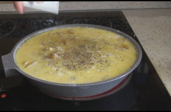 Макароны с сыром и сливками на сковороде