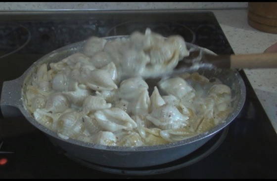 Макароны с сыром и сливками на сковороде