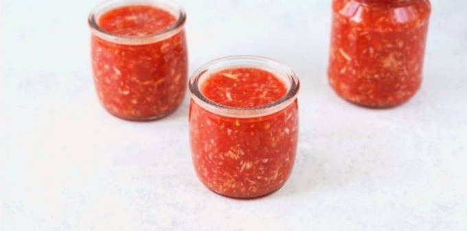 Хреновина с помидорами, хреном и чесноком