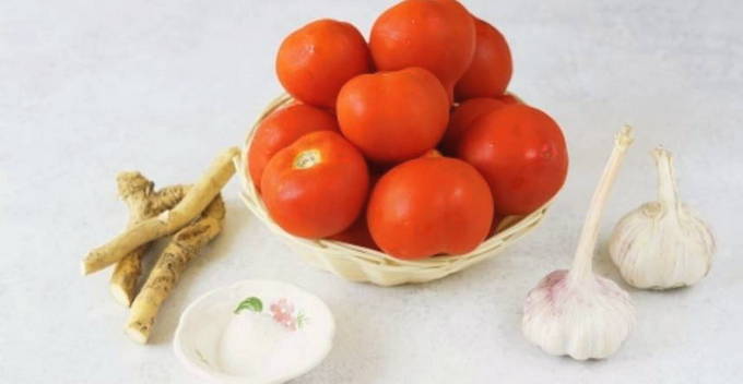Хреновина с помидорами, хреном и чесноком