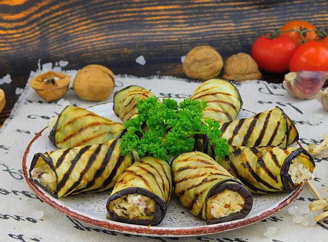Рулетики из баклажанов с грецкими орехами и сыром
