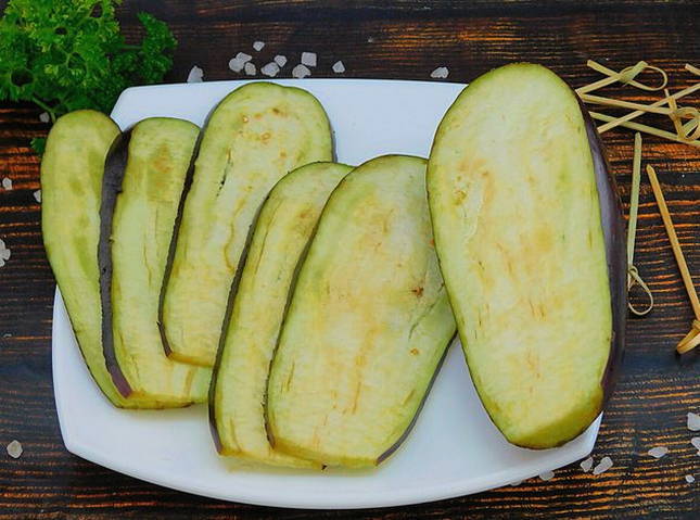 Рулетики из баклажанов с грецкими орехами и сыром