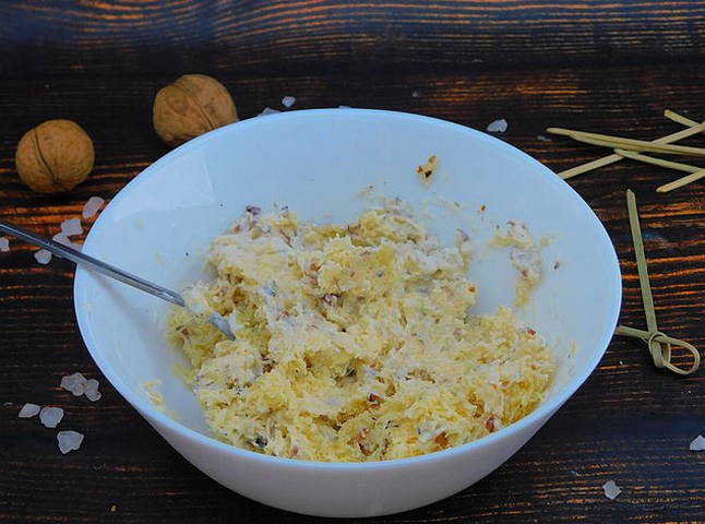 Рулетики из баклажанов с грецкими орехами и сыром