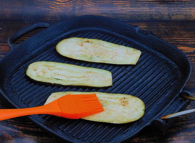 Рулетики из баклажанов с грецкими орехами и сыром