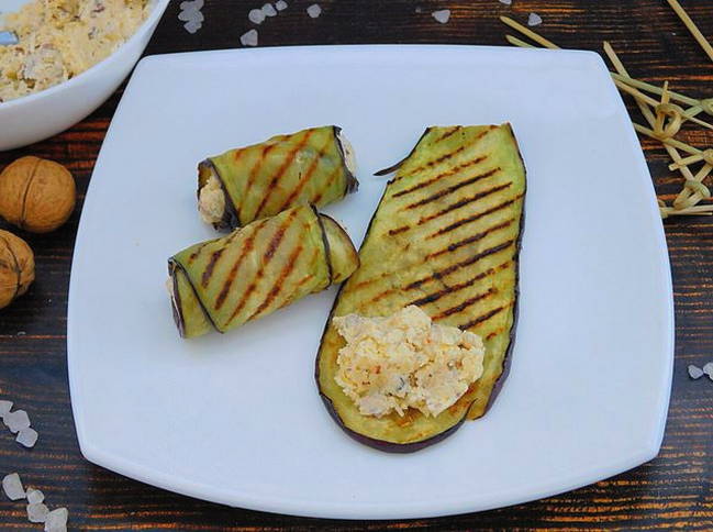 Рулетики из баклажанов с грецкими орехами и сыром