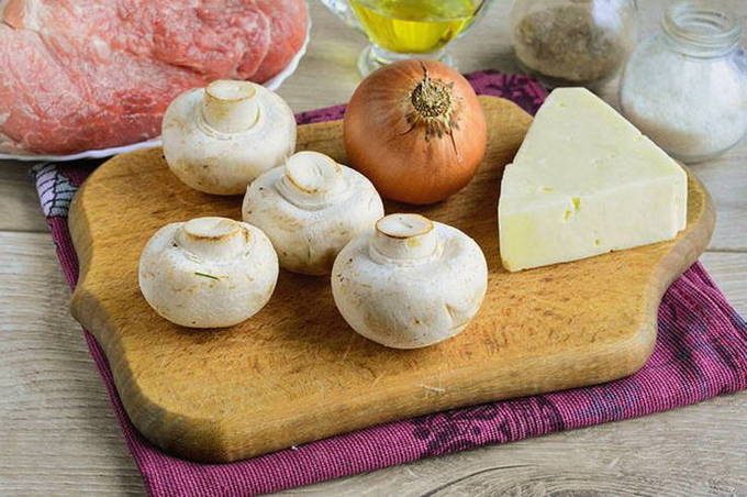 Свинина с шампиньонами в духовке