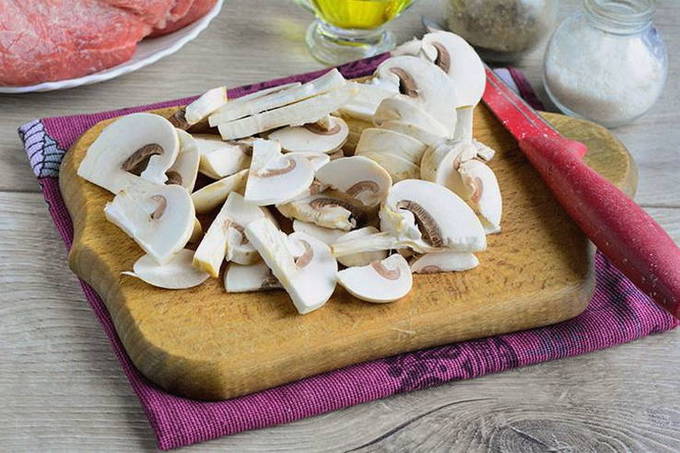 Свинина с шампиньонами в духовке