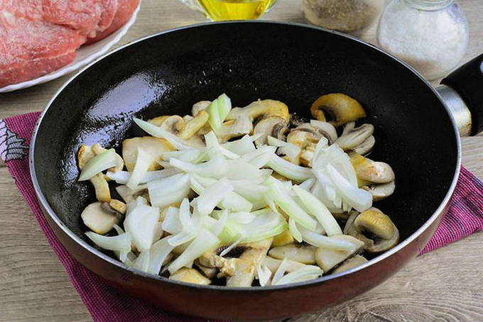Свинина с шампиньонами в духовке
