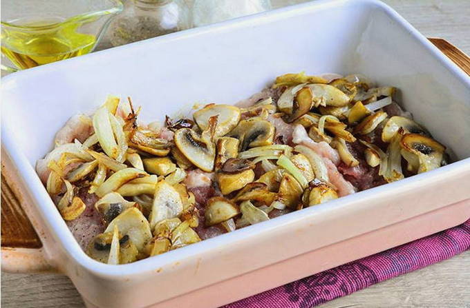 Свинина с шампиньонами в духовке